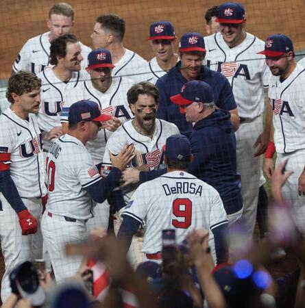 ８回裏、同点２ランを放ち迎えられるハーパー（中央）