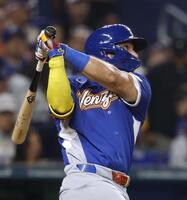 　米国戦の５回、本塁打を放つベネズエラのアブレイユ＝マイアミ（共同）