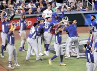 九回、スアレスの勝ち越し打に歓喜するベネズエラ選手たち（撮影・伊藤笙子）