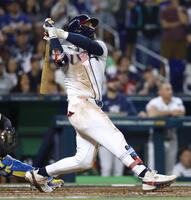 　ベネズエラ戦の８回、同点２ランを放つ米国のハーパー＝マイアミ（共同）