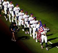 　ジャッジを先頭に入場する米国ナイン（撮影・伊藤笙子）