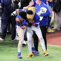 　顔を隠しながら抱き合うガルシアとアクーニャ（撮影・伊藤笙子）