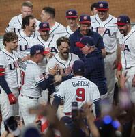 ８回裏、同点２ランを放ち迎えられるハーパー（中央）