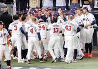 　同点２ランのハーパーを迎える米国代表ナイン（撮影・伊藤笙子）