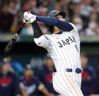 ３回、右中間へ同点ソロを放つ大谷＝７日