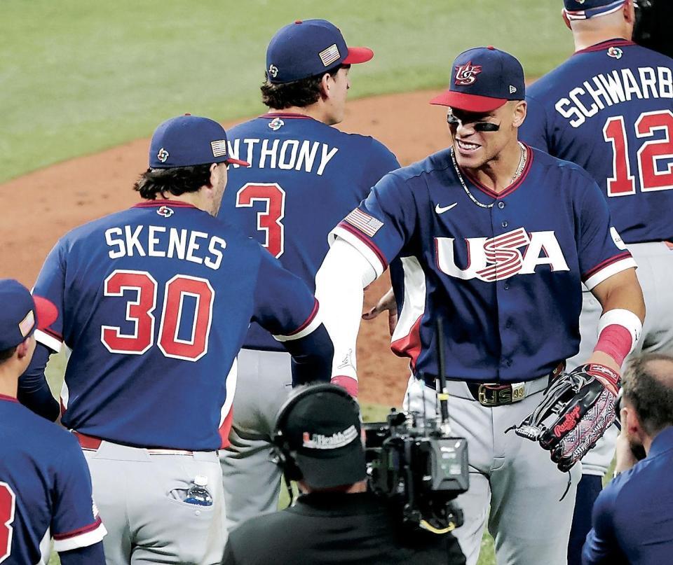 　決勝進出を決め、スキーンズ（左）と喜ぶジャッジ（撮影・伊藤笙子）