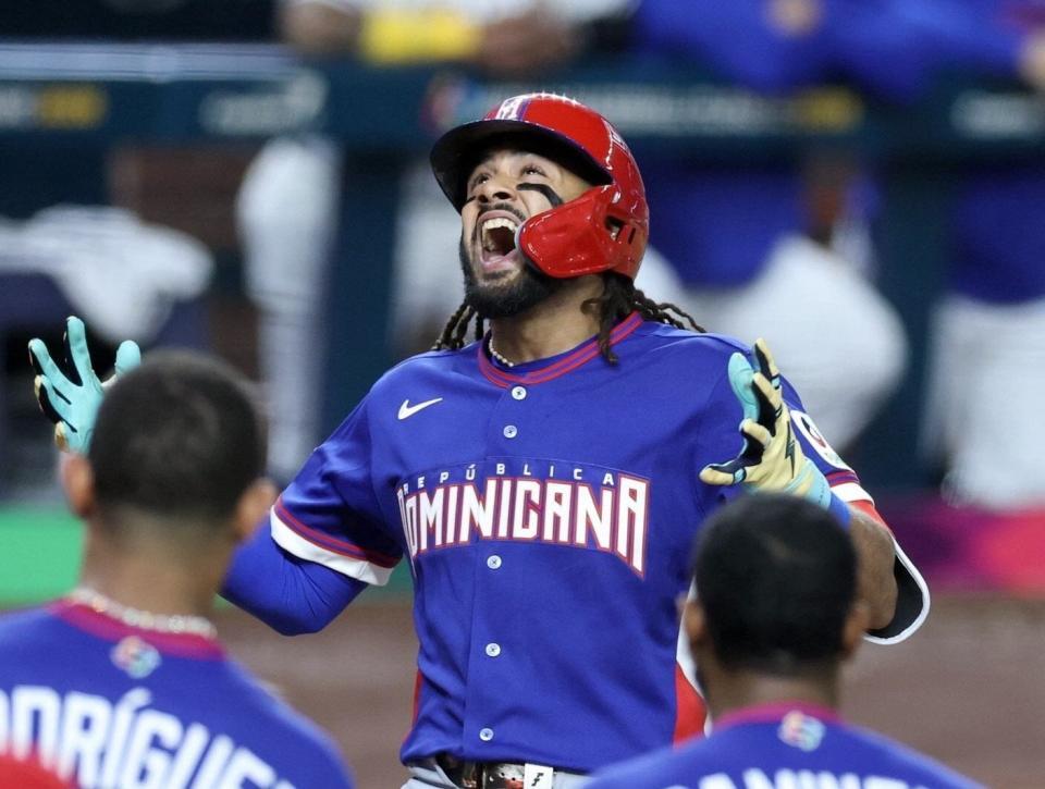 ３ランを放ち迎えられるドミニカ・タティスＪｒ．＝１１日