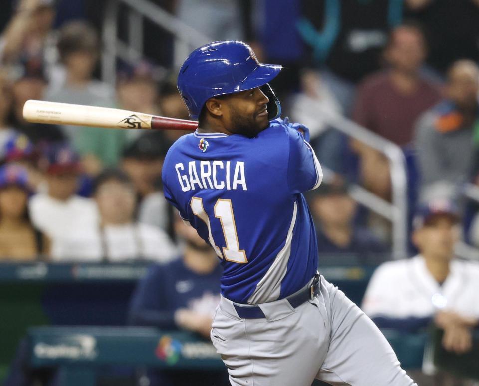 　米国戦の３回、先制犠飛を放つベネズエラのガルシア＝マイアミ（共同）