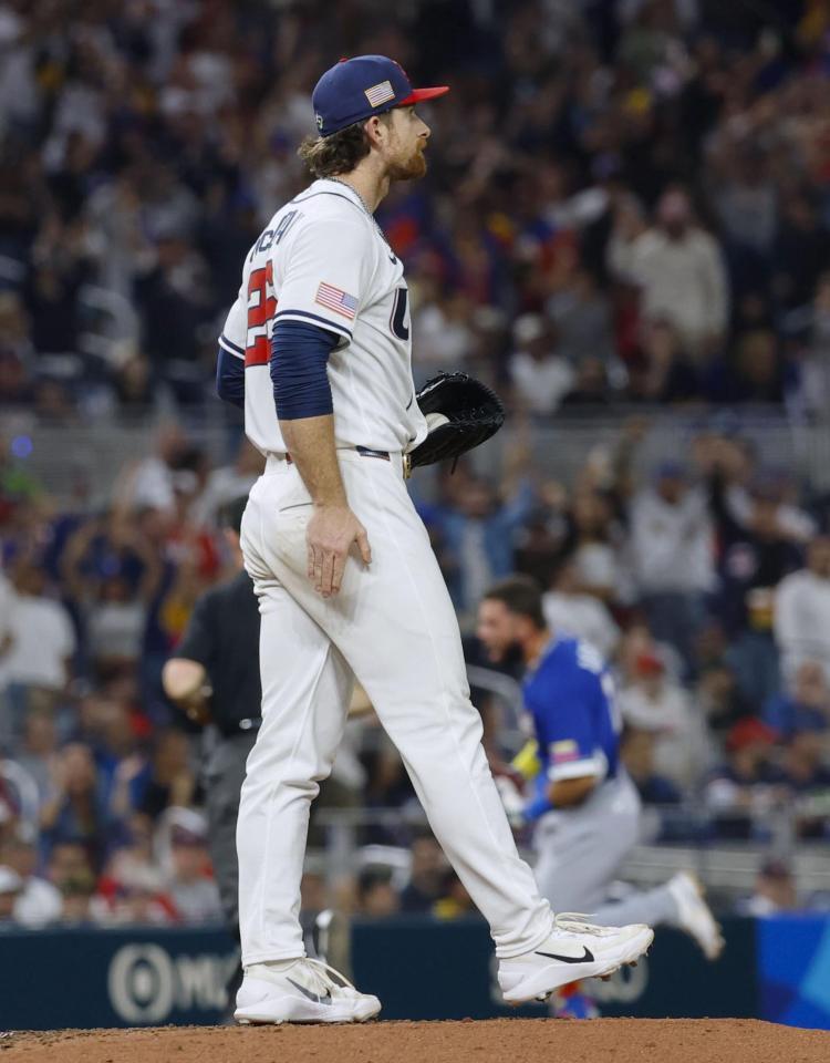 　５回、ベネズエラのアブレイユ（奥）に本塁打を打たれた米国のマクリーン＝マイアミ（共同）