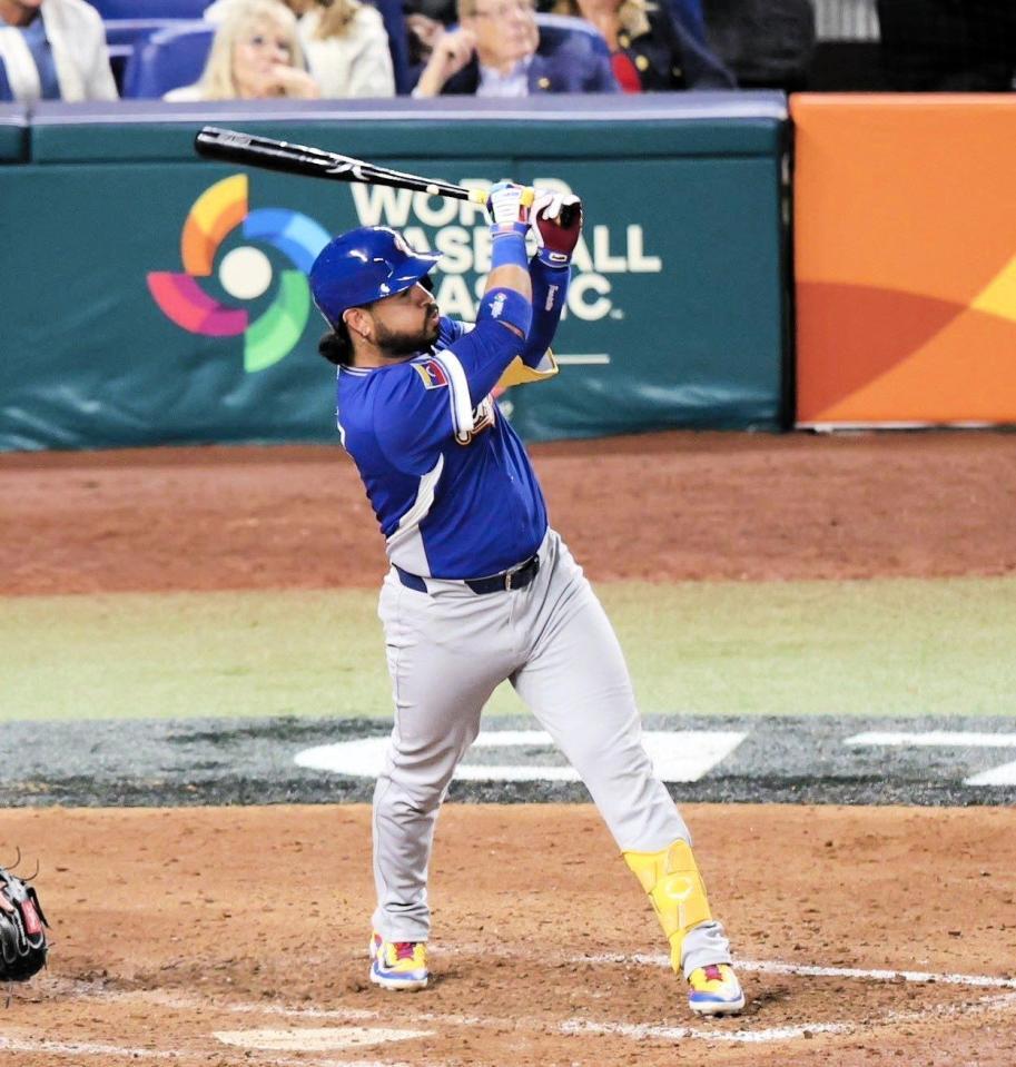 九回、適時二塁打を放つスアレス（撮影・伊藤笙子）