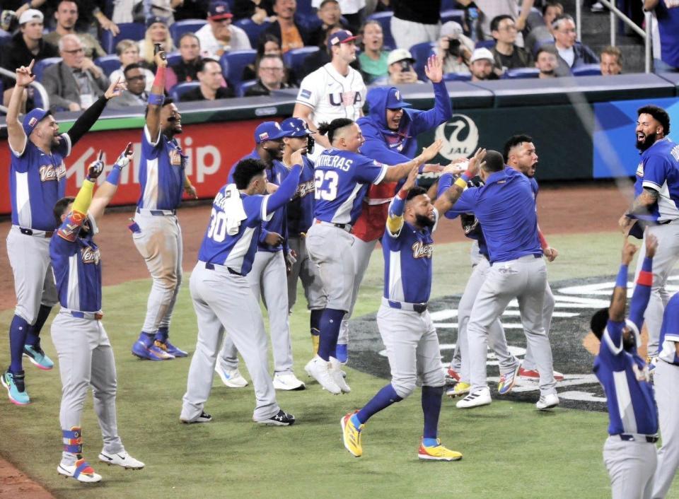 九回、スアレスの勝ち越し打に歓喜するベネズエラ選手たち（撮影・伊藤笙子）