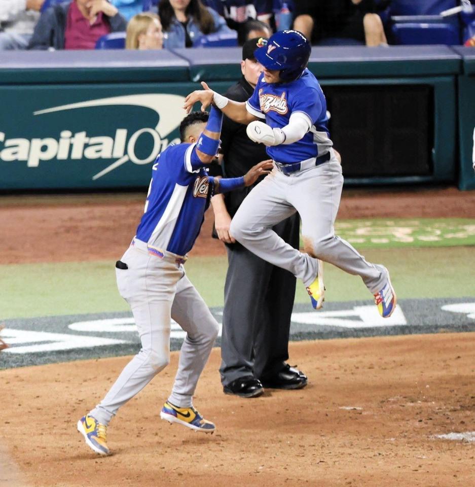 九回、ベネズエラの二走サノハ（右）は勝ち越しの生還後、飛び跳ねて喜ぶ（撮影・伊藤笙子）