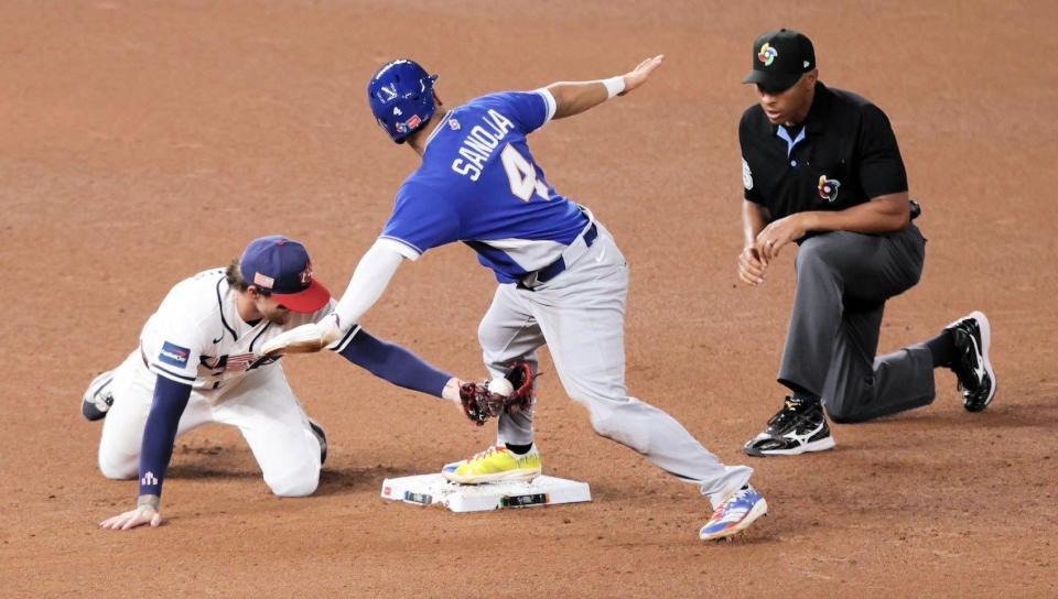 九回、二盗を決めたベネズエラ・サノハ（撮影・伊藤笙子）