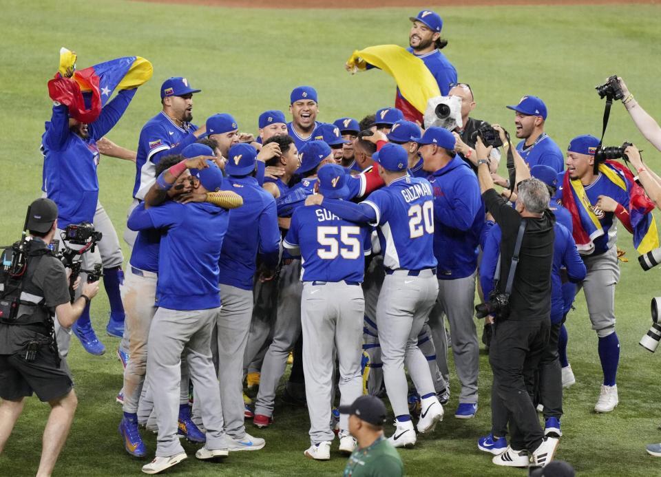 　ＷＢＣ決勝で米国を破って初優勝を果たし、喜ぶベネズエラの選手たち＝マイアミ（ＡＰ＝共同）