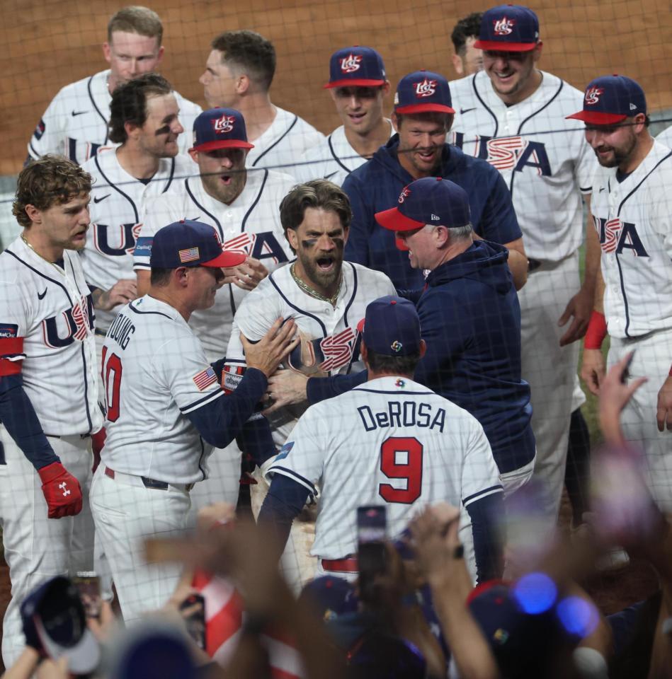 ８回裏、同点２ランを放ち迎えられるハーパー（中央）