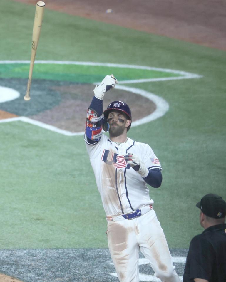 ８回裏、同点２ランを放つハーパー