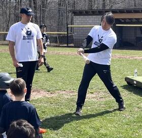 　野球教室で子どもたちに打撃指導をする松井秀喜さん（右）＝２１日、ニューヨーク近郊（共同）