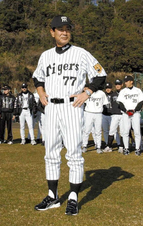 春季キャンプで阪神ユニホームを披露する星野監督＝０２年２月