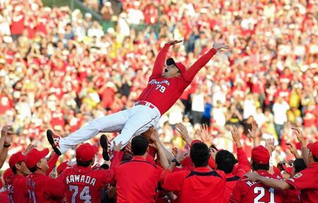 リーグ連覇を決め、ナインに胴上げされる緒方監督＝甲子園