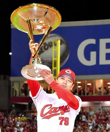 　日本シリーズを見据えた采配をする広島・緒方監督