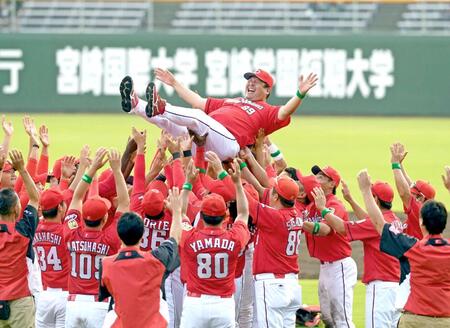 　ファーム日本一になりナインから胴上げされる広島・水本勝己２軍監督＝１０月７日、サンマリンスタジアム宮崎