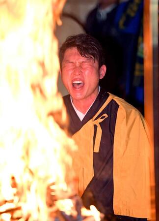 護摩行で燃えさかる炎に向き合う新井