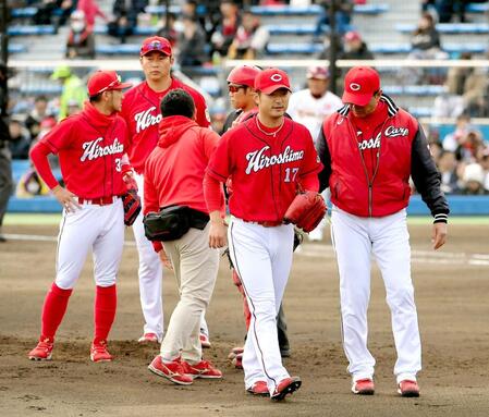 　１７日の楽天戦で、左脚に打球が直撃し降板する岡田（中央）
