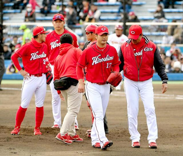 　１７日の楽天戦で、左脚に打球が直撃し降板する岡田（中央）