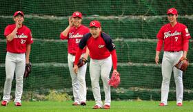 　（左から）野間、高橋大、堂林（右）ら若手と共に練習する丸（中央）