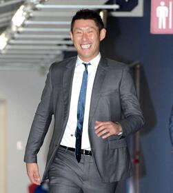 　笑顔で契約更改へ向かう中田