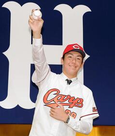 　笑顔で投球フォームを披露する３位入団のケムナ