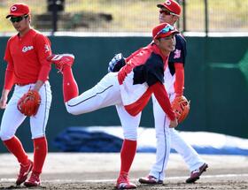 　守備練習に汗を流す広島・安部＝日南