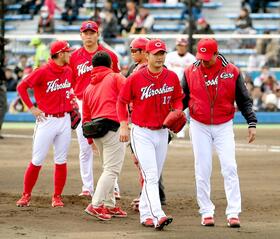 　１７日の楽天戦で、左脚に打球が直撃し降板する岡田（中央）
