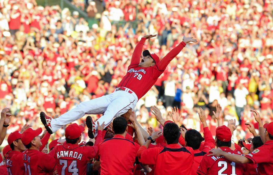 リーグ連覇を決め、ナインに胴上げされる緒方監督＝甲子園