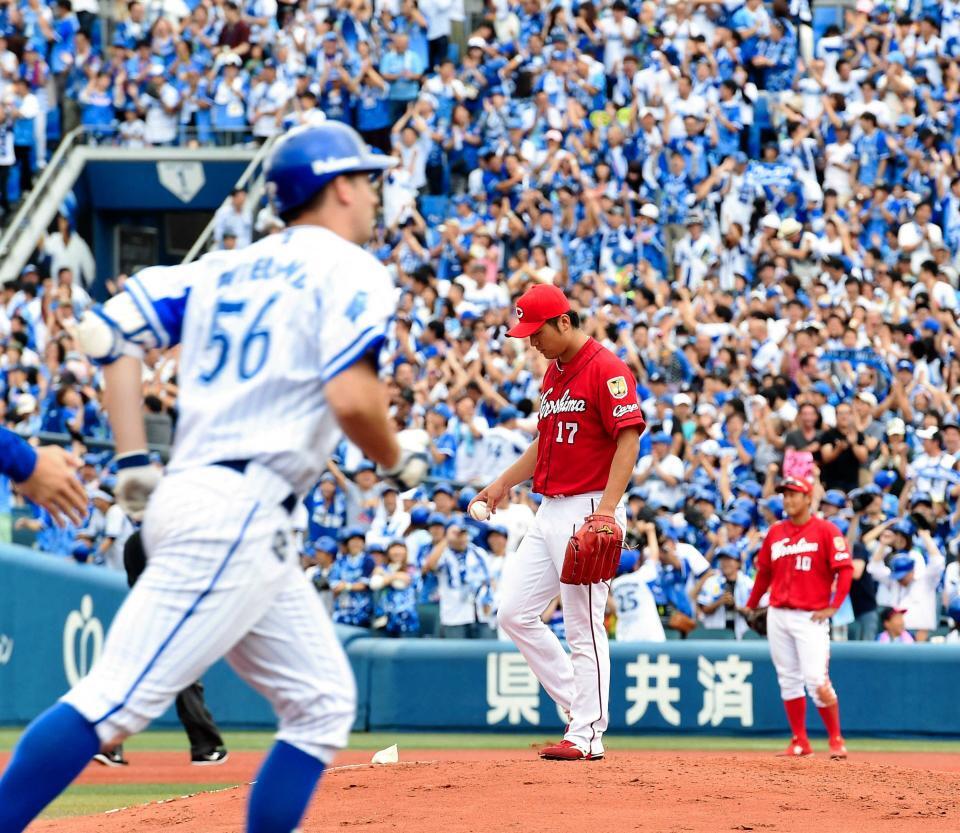 　ＤｅＮＡ・ジョー・ウィーランドに３ランを浴び下を向く広島・岡田明丈＝１０月１日、横浜スタジアム