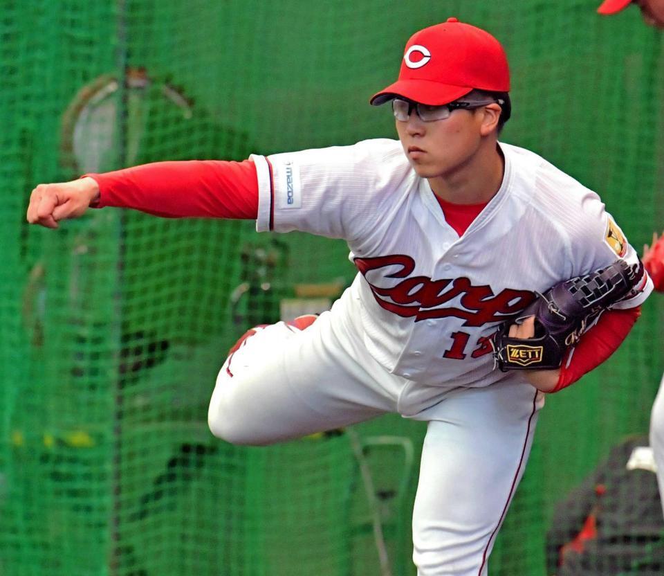 　ブルペンで投球練習に励む加藤＝日南