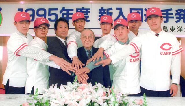 　新入団発表で記念撮影に納まる（左から）嶋、田村、三村監督、高橋建、松田オーナー、横山、山内、井上、朝山＝９４年１２月