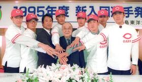 　新入団発表で記念撮影に納まる（左から）嶋、田村、三村監督、高橋建、松田オーナー、横山、山内、井上、朝山＝９４年１２月