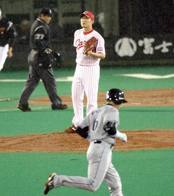 　富山で行われた阪神戦で金本（手前）に通算４００号となる２ランを浴びた横山＝２００８年５月１３日