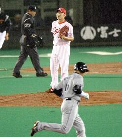 　富山で行われた阪神戦で金本（手前）に通算４００号となる２ランを浴びた横山＝２００８年５月１３日