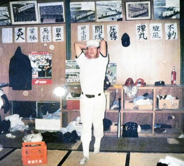 　野球部の部室で投球フォームを決める高校時代の横山氏（本人提供）