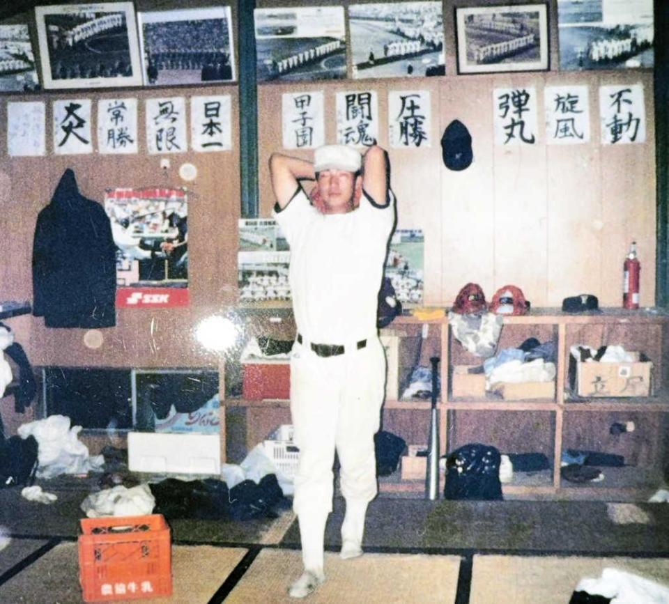 　野球部の部室で投球フォームを決める高校時代の横山氏（本人提供）
