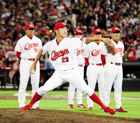 引退試合で最後の１球を投げる横山さん＝２０１４年１０月６日