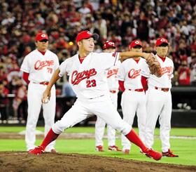 引退試合で最後の１球を投げる横山さん＝２０１４年１０月６日