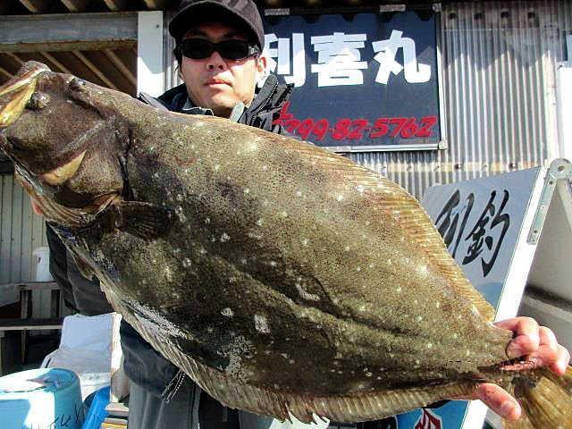 　最後の最後に大型ヒラメ４．３キロ（７３センチ）を釣り上げた井田博和さん　