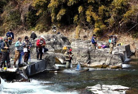 　秋川橋下流の堰周辺には多くの釣り人が入っていた