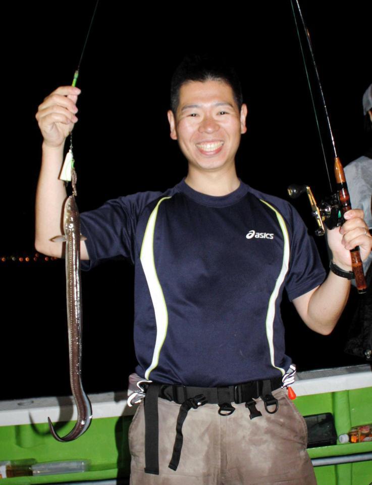 　５７センチの特大アナゴが釣れて笑顔の遠藤竜太さん。数も８匹でトップだった