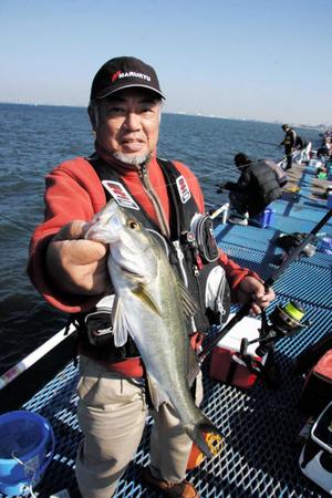 　「スズキも釣れてます！」とは、同施設の副所長を務める山本秀治さん