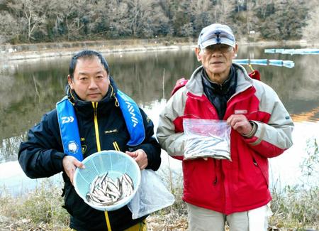 　右が権田義宏さん、左が木元秀行さん。ともに１００匹の好釣果をあげた