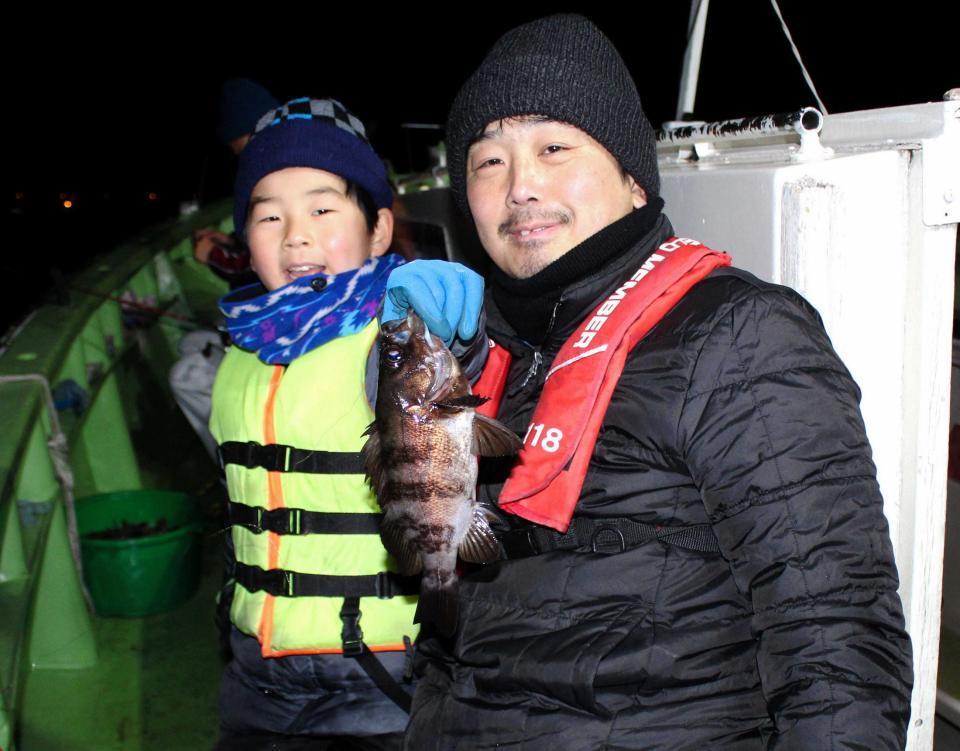 　２６センチのメバルを釣って笑顔の西森健太郎くん（左）と父親の達哉さん